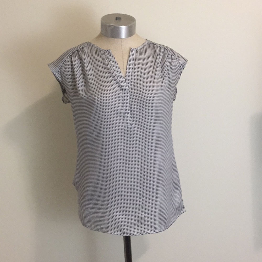 ✨ MAKE OFFER ✨

{ANN TAYLOR} NAVY AND WHITE TOP